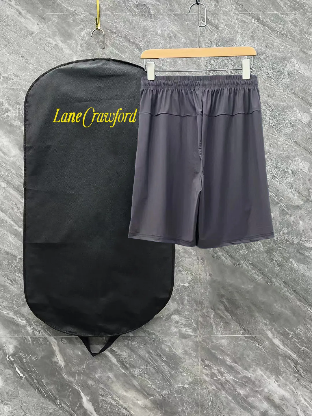 P170 Stone Island Shorts are a new generation of ice silk elastic thin shorts for summer! Products from a trading company! The best thin elastic fabric, smooth to the touch, quick-drying, perspiration-wicking, light and breathable, and also anti-wrinkle, highly elastic and non-deformable. Very comfortable in the hot summer! Simple and elegant! Ordered from a major factory, both fabrics and workmanship details are absolutely top-notch, with three-dimensional tailoring and a slimmer upper body. In the hot and long summer, it is strongly recommended to carry two pairs, a must-have! Color: Black Dark Gray Size: S-XL